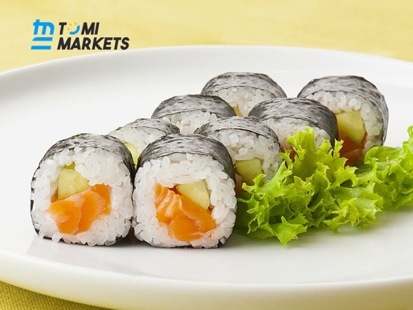 Cá hồi và dưa chuột là sự kết hợp phổ biến tạo nên món sushi futomaki