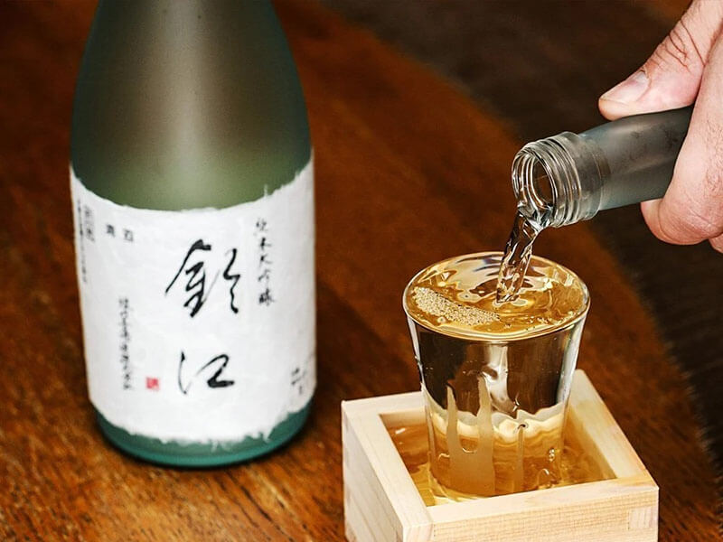 Rót rượu sake như người Nhật