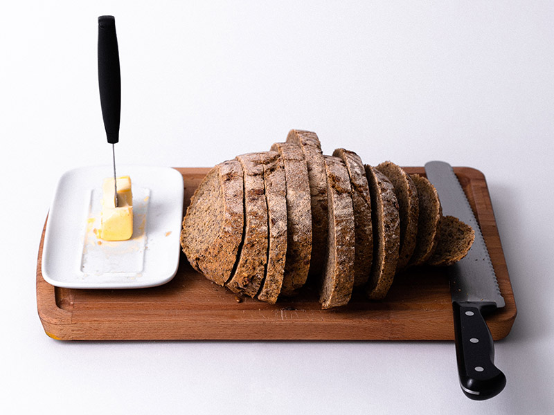 Bánh mì đen và bơ sẽ là sự kết hợp hoàn hảo cho bữa sáng ăn kiêng