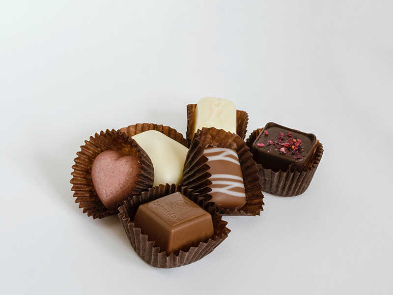 Thành phần chocolate sẽ bao gồm cacao và bơ cacao