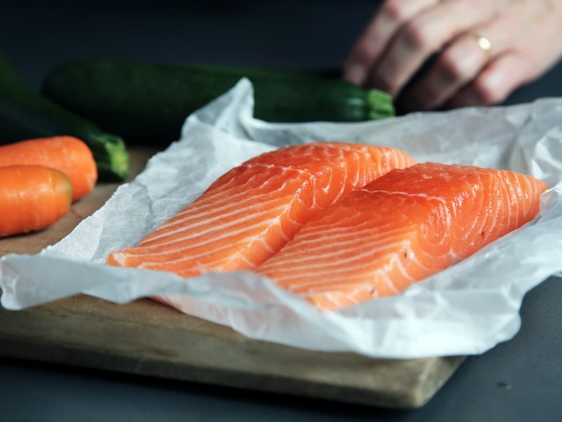 Cá hồi là thực phẩm nên ăn khi áp dụng chế độ ăn không tinh bột