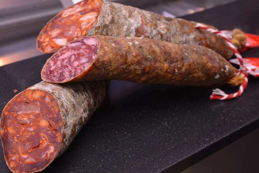 Xúc xích Tây Ban Nha được làm từ thịt lợn đen đắt nhất thế giới
