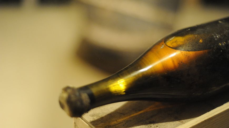Rượu vang đắt tiền Vercel "Vin Jaune Keyboardrbois" năm 1774 được bán với giá 120.800 đô la (2.8 tỷ đồng) trong một cuộc đấu giá của Christie
