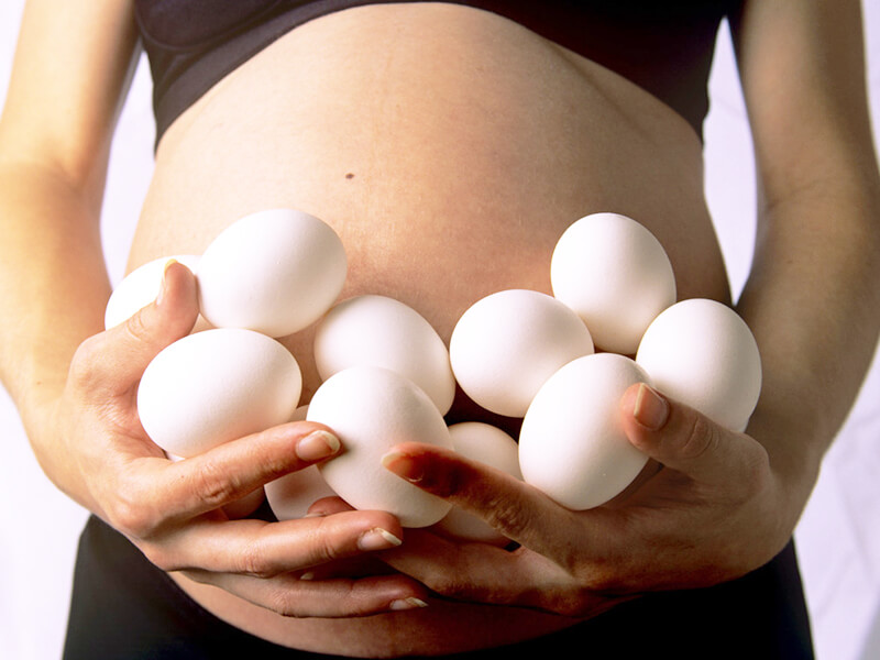 Ăn trứng khi mang thai giúp bé phát triển