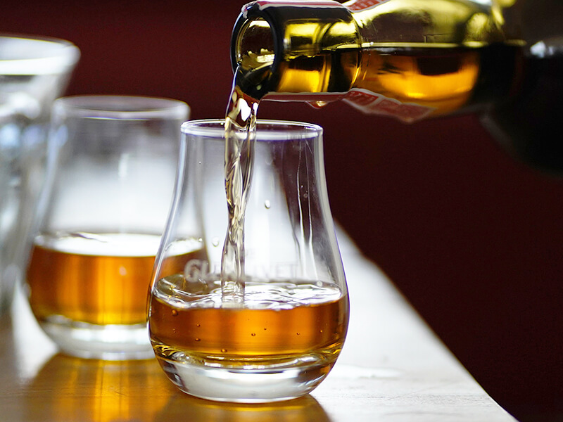 Chọn ly và rót rượu khi thưởng thức rượu whisky