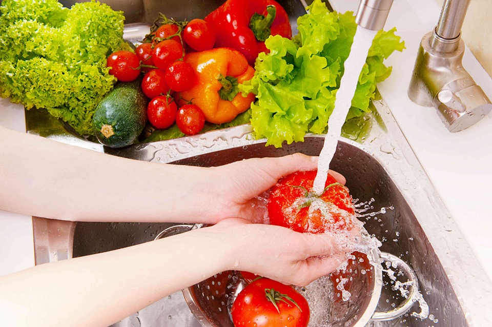 Rửa thực phẩm là phương pháp sơ chế nguyên liệu thông thường