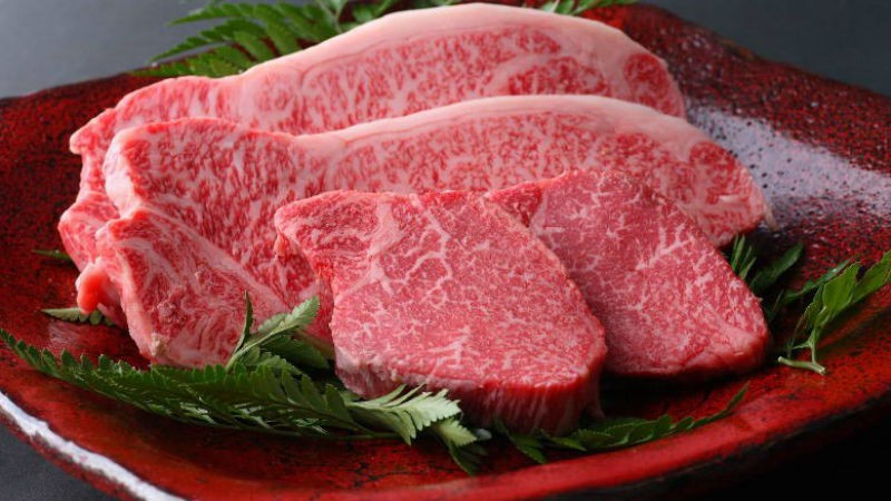 Beefsteak sốt tiêu đen cần ướp thịt bò với muối và tiêu xay
