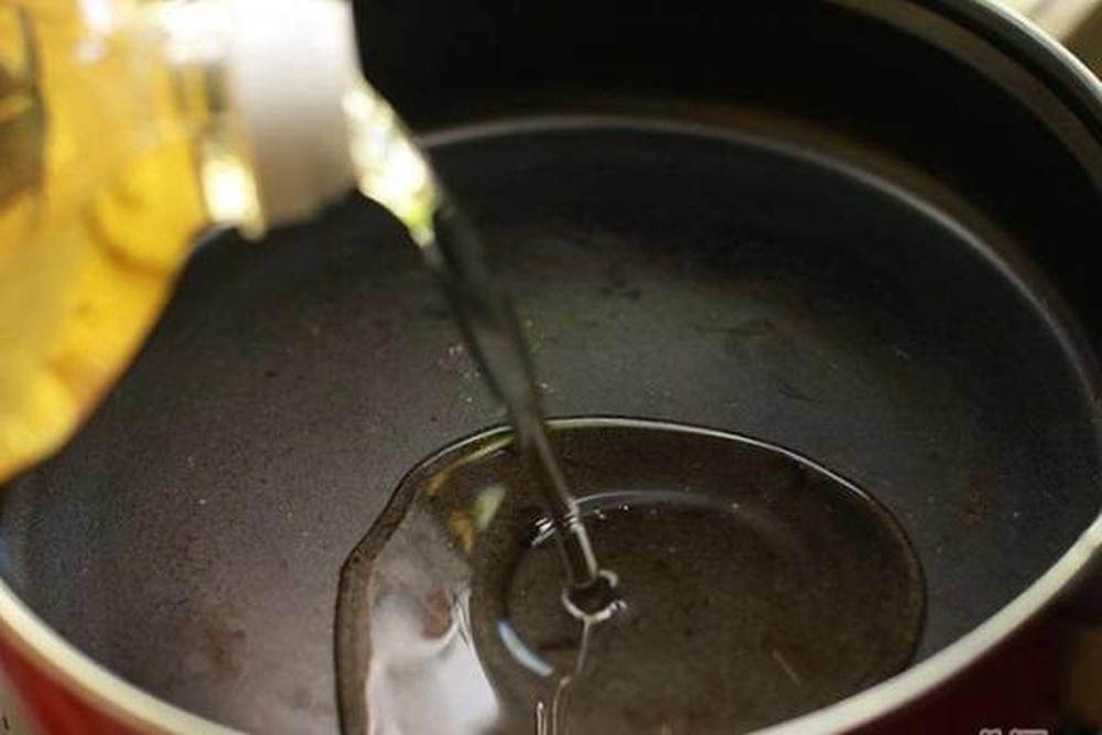 Chảo gang giúp tiết kiệm dầu ăn khi nấu