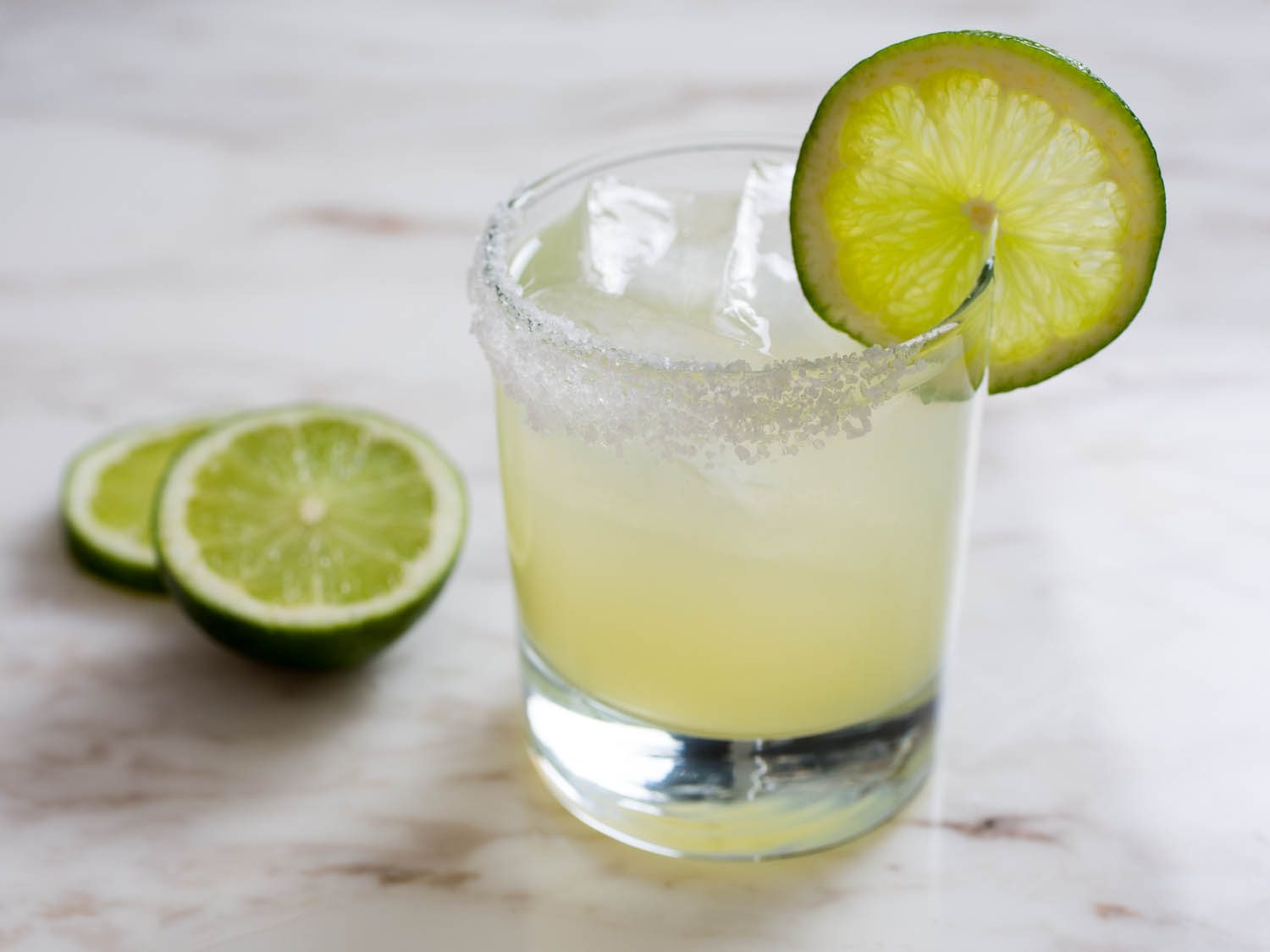Một ly Margarita với vành muối mặn sẽ khiến hương vị của bánh mì kẹp Mexico thêm đậm đà