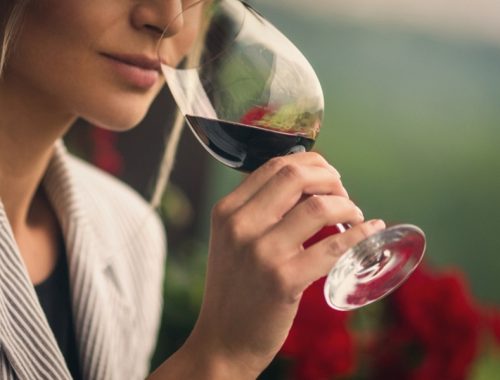 Công dụng của rượu vang - bí quyết cho vẻ đẹp của phụ nữ Pháp