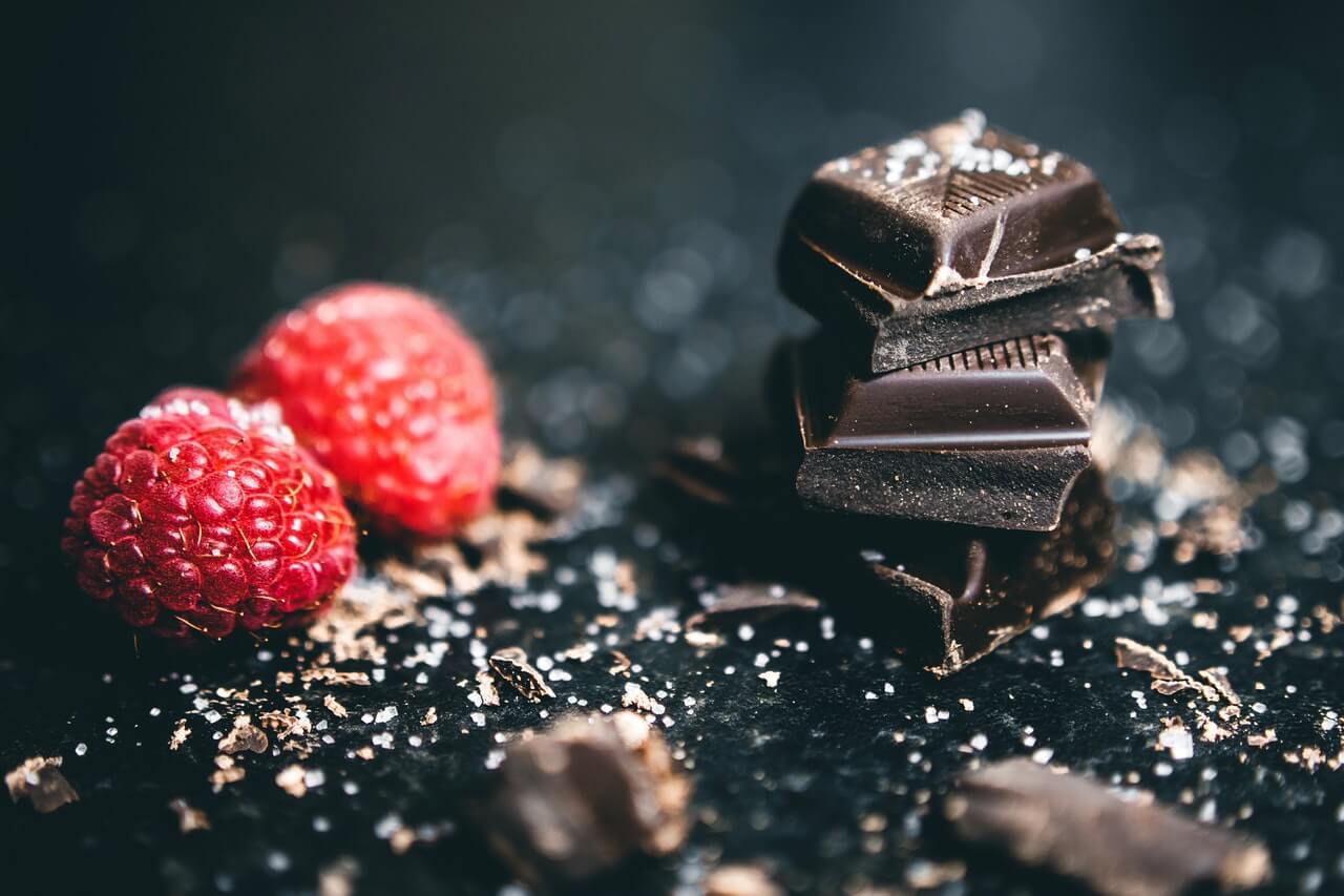 Chỉ nên ăn socola đen 70% trở lên với lượng nhất định (30-50 gram) và uống 1 ly vang đỏ mỗi ngày