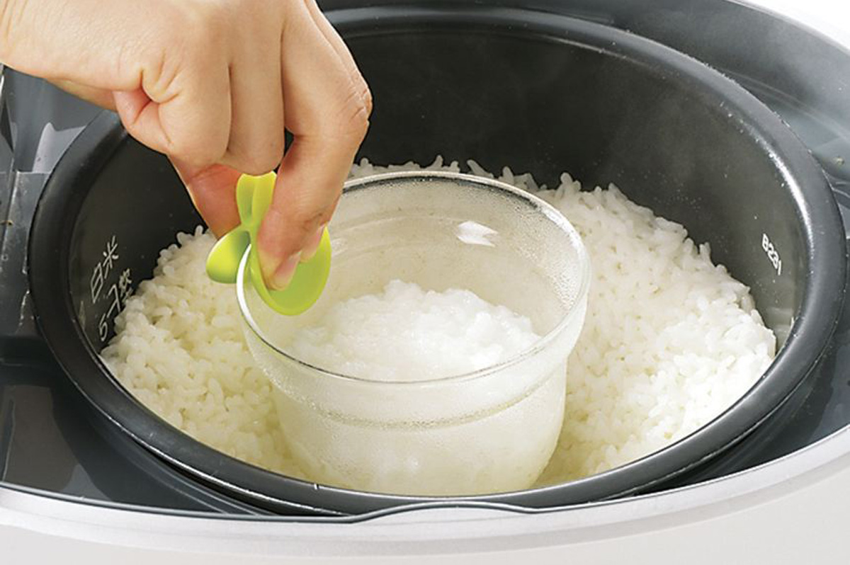 Cách chữa cơm khê bằng nước lạnh là cách có thể ứng dụng trong mọi gia đình