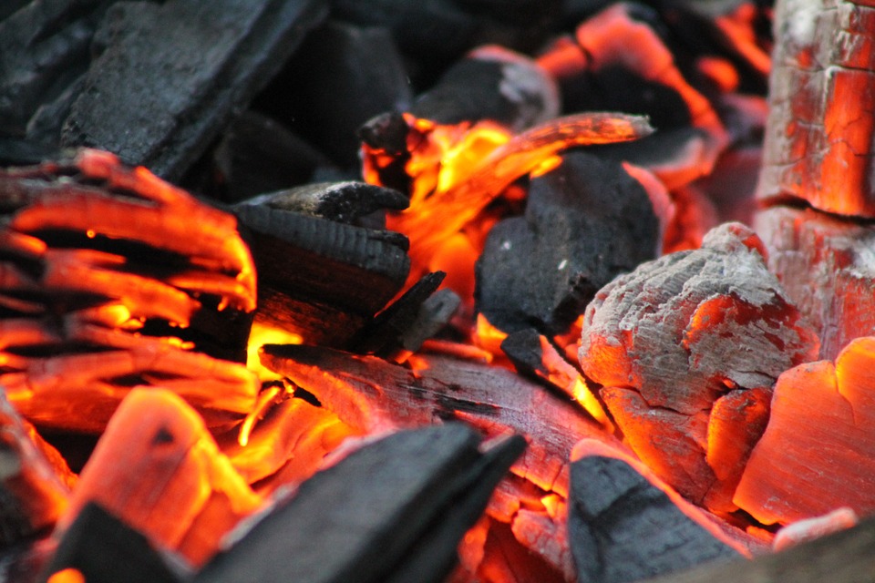 Cách chữa cơm khê bằng than củi cháy đỏ