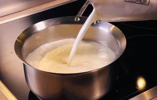 Nấu kem sữa cho Panna Cotta