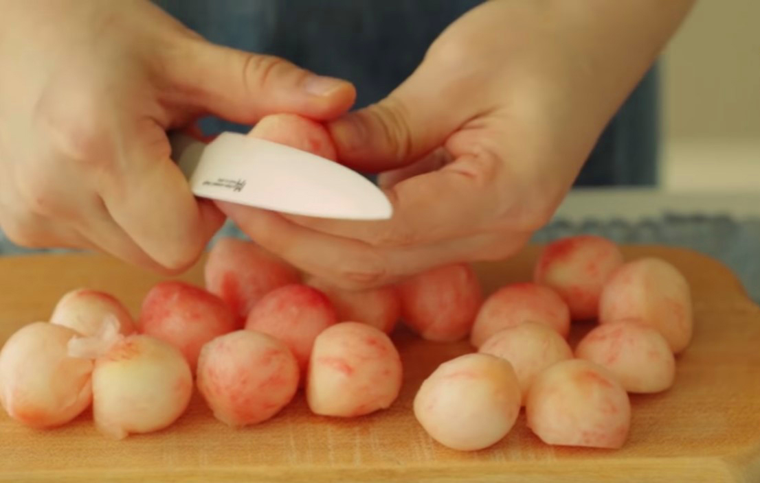 Gọt nhân cho bánh mochi đào