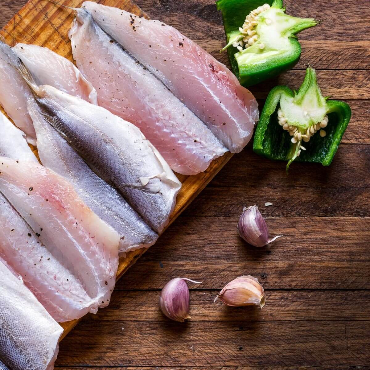 Không nên rửa thịt cá sống