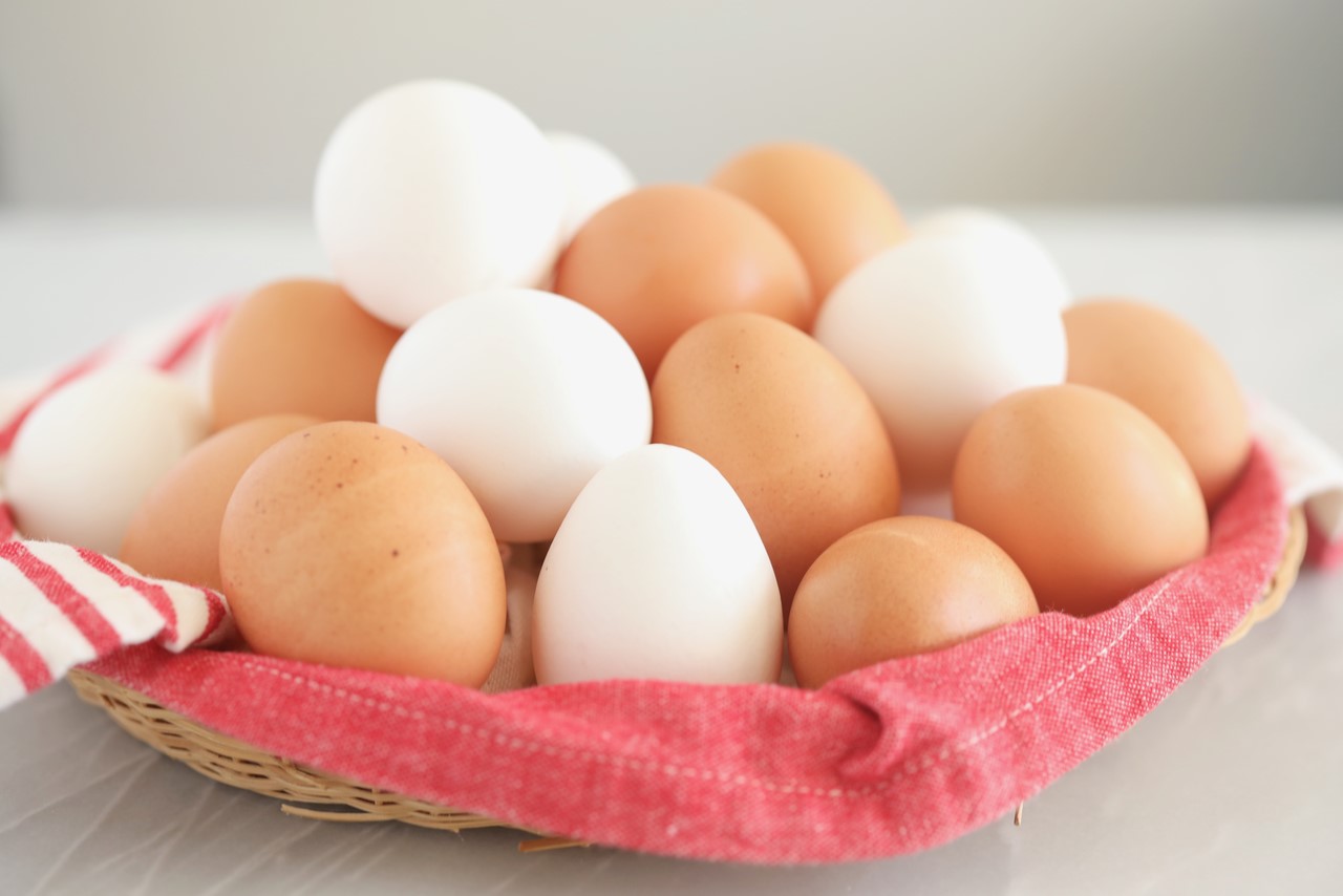 Không nên rửa trứng trước khi chế biến