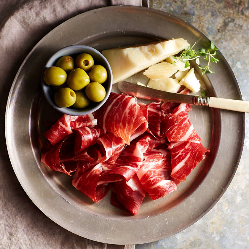 Bạn nên cắt lát thịt heo muối Tây Ban Nha bằng tay hay máy?