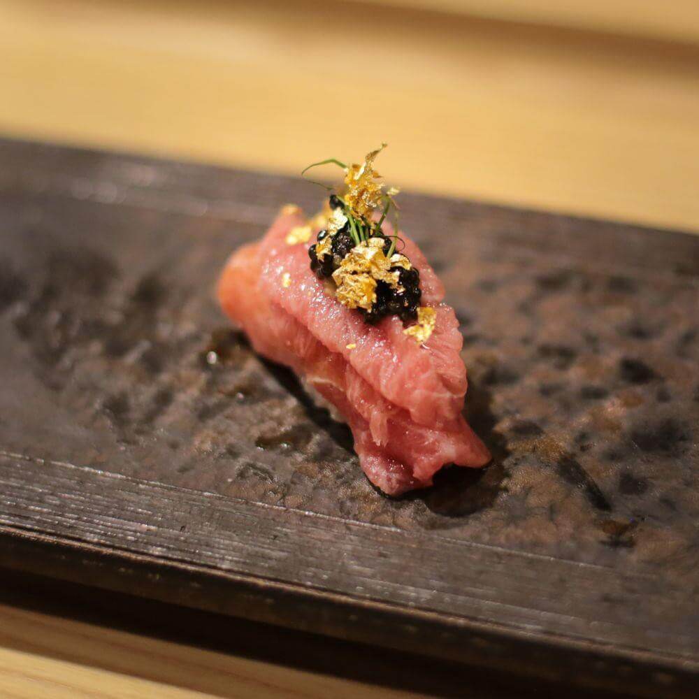 Trứng cá tầm kết hợp với Nigiri Sushi