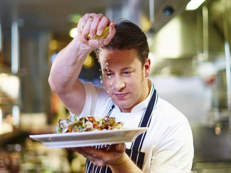Jamie Oliver thường xuyên chia sẻ công thức nấu món Việt