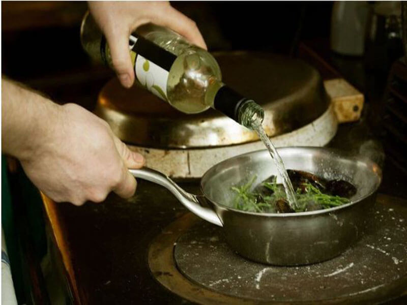 Các lợi ích của việc sử dụng nấu ăn cùng rượu cho sức khỏe của bạn 