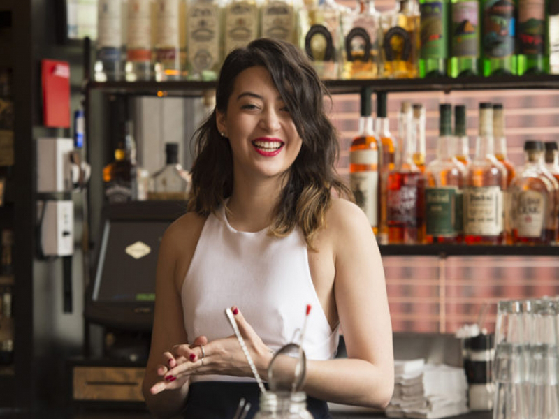 Nữ Bartender : Micaela Piccolo