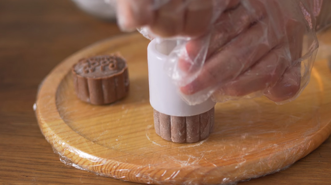 Nặn và tạo hình cho bánh dẻo sô cô la