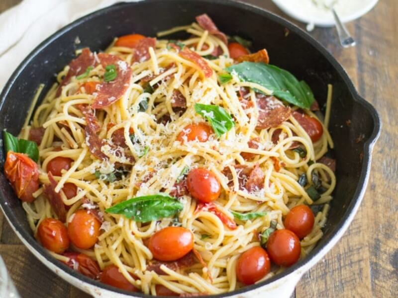 mỳ Ý cà chua và salami