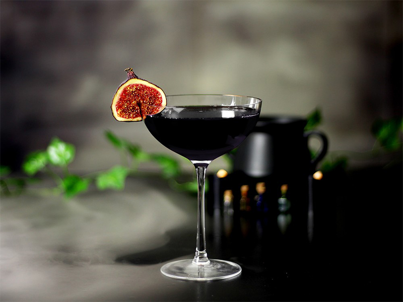 Một ly cocktail Black Martini hoàn thiện