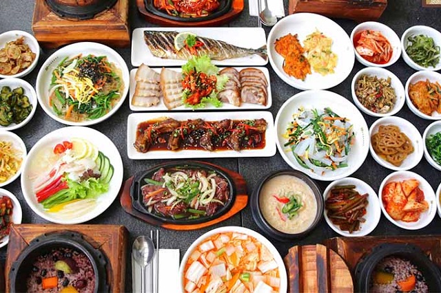 Bàn ăn của người Hàn Quốc thường có rất nhiều món